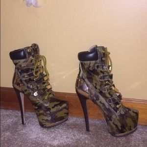 Zigi girl camo platform heels
